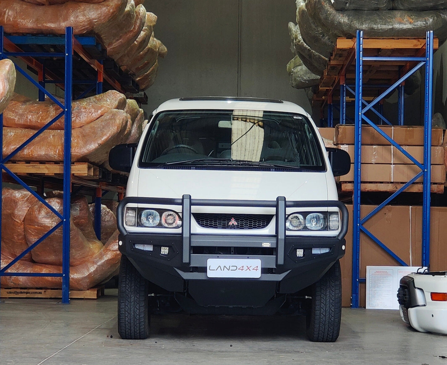 1998-2006 MITSUBISHI Delica L400  - Series 2 front bull bar